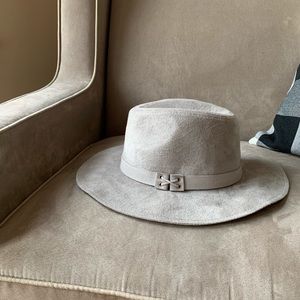Short Brim Floppy Hat